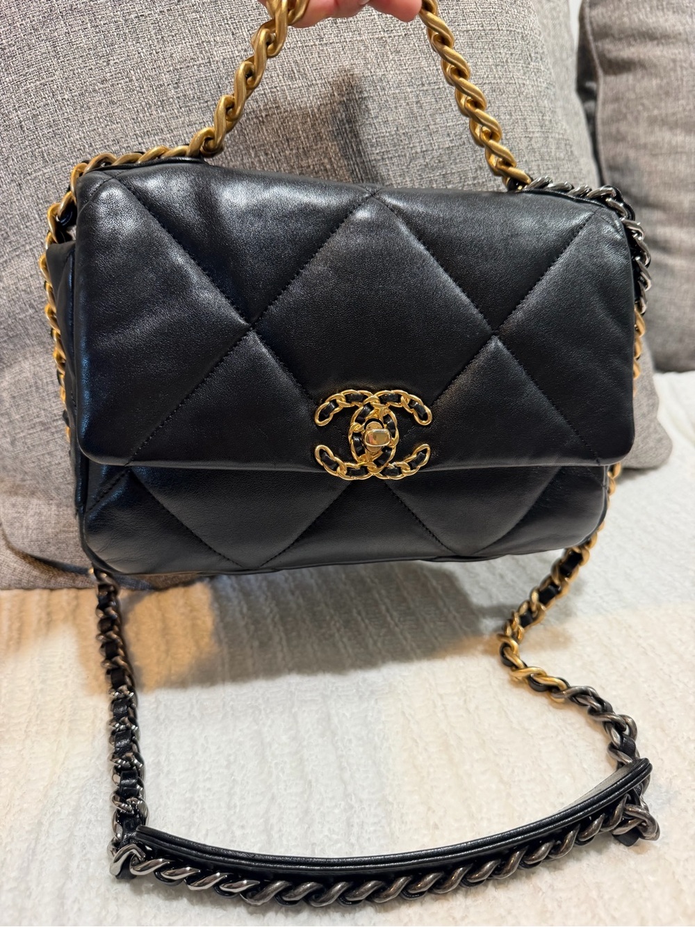 CHANEL Black Quilted Leather Shoulder Bag with Gold Hardware - Picture 2 of 16